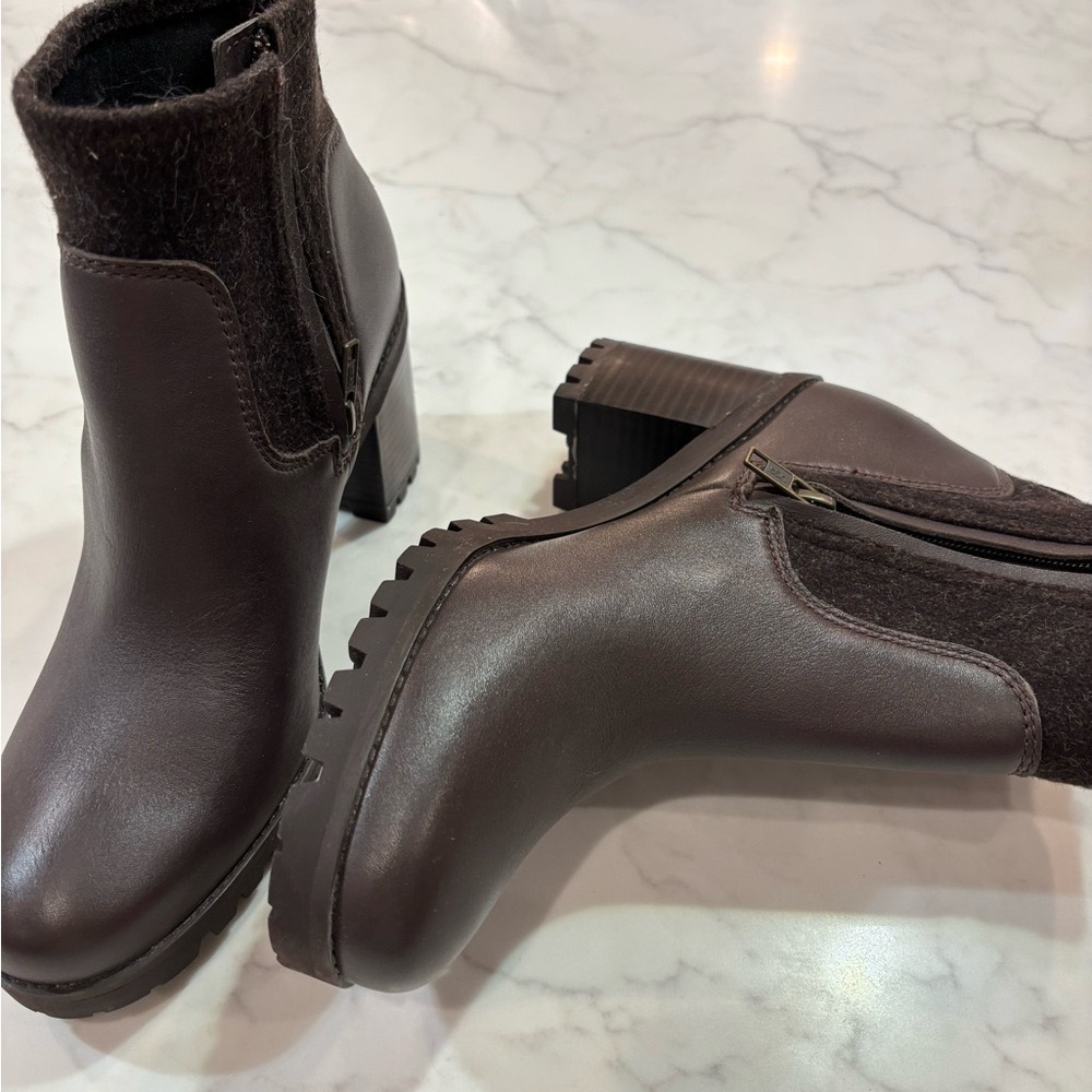 Never worn! UGG Women's Brown Ankle Boots (Amathea, size 9M)